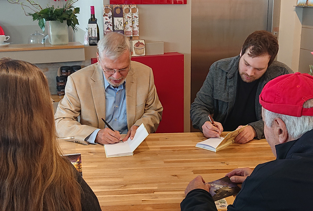 Peter Hohl und Colin Malchus signieren Bücher